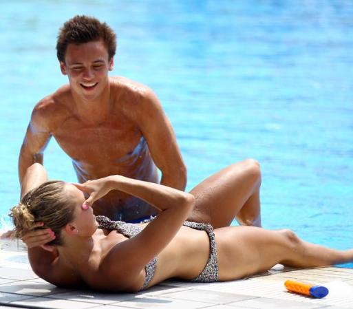 Tom Daley y Tonia Couch, ambos de Gran Bretaña, se relajan de cara a las competencias de salto de trampolín.