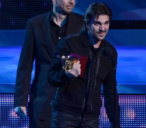 Juanes sube a recibir uno de los galardones que conquistó durante la noche.
