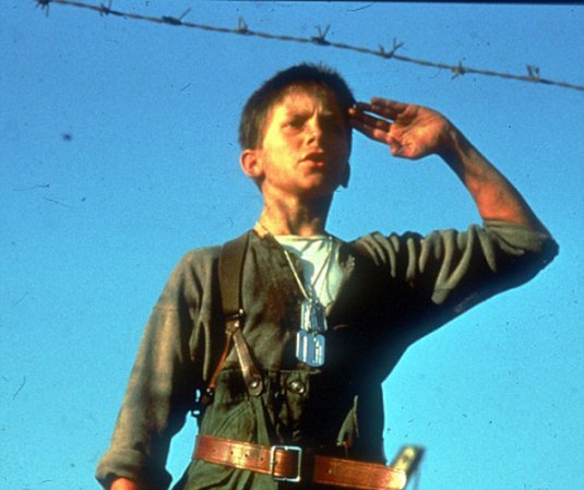 Sin embargo, ya a los 13 años había trabajado con el cineasta Steven Spielberg en “Empire of the Sun” (1987) ambientada en la II Guerra Mundial.