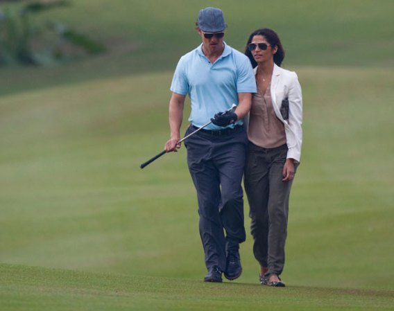La pareja disfrutando de una tarde de golf.