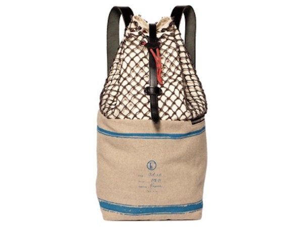 Este backpack hecho de lona y de redes de pescar fabricadas por una familia que vio caer su negocio tras el derrame de petróleo de BP está disponible en fleabg.com, por $315.