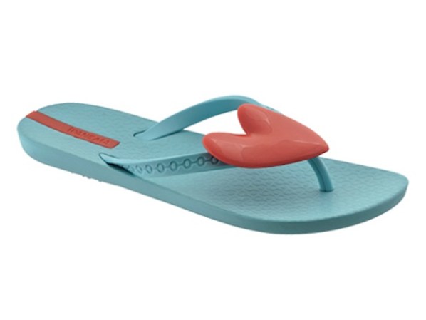 Da un paso con estas divertidas flip-flops y ayuda a las causas verdes que apoyan sus creadores. Son 100 por ciento reciclables. Las encuentras en ipanemausa.com, a $25.