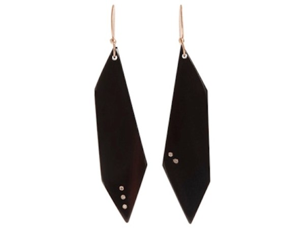 Colmillos, hueso y diamantes éticamente extraídos han sido la marca que distingue a la socialité Monique Péan en sus creaciones. Aquí unos hechos de cuerno de búfalo. Disponibles en barneys.com, a $905.