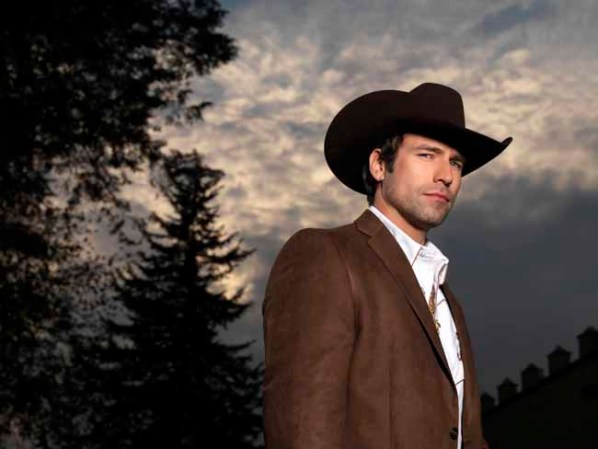 Rafael Amaya como Aurelio Casillas