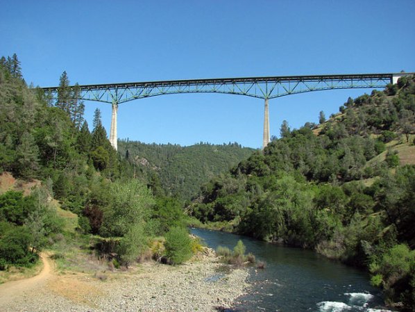 EL PUENTE FORESTHILL, CALIFORNIA: Se construyó en 1973 y desde entonces se han suicidado en este lugar 55 personas.