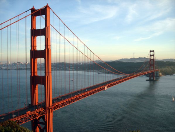 EL PUENTE GOLDEN GATE DE SAN FRANCISCO, CALIFORNIA: Quienes se dedican a tales menesteres han calculado en más de 1,500 los suicidios desde la construcción de esta emblemática estructura en 1937.