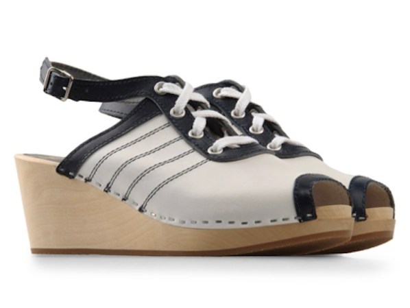 Hechos de madera y piel natural estos zapatos que combinan la zapatilla deportiva y el wedge se pueden encontrar en shoescribe.com, por $325.