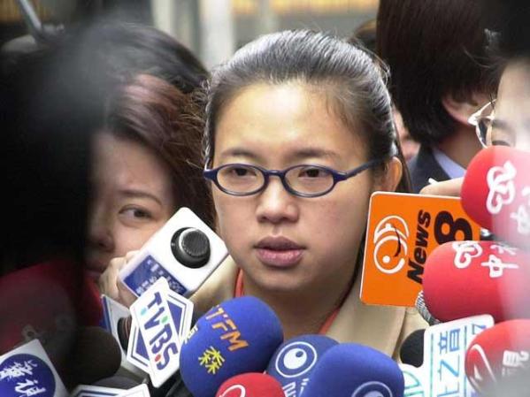 Chu Mei-feng Política y periodistas de Taiwán, se vio involucrada en un escándalo cuando se divulgó en el 2001 un disco compacto de ella y su amante, que estaba casado, filmado en secreto.