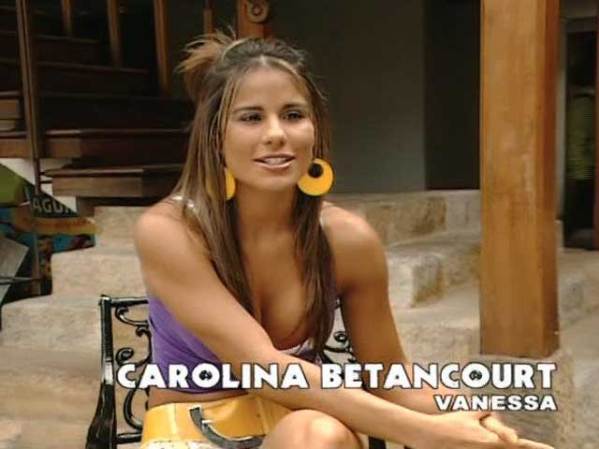 Vanessa (Carolina Betancur) es también amiga de Catalina, y también se dedica al negocio de las "prepago".