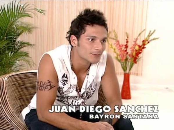 El hermano de Catalina, Byron Santana, es encarnado por el actor Juan Diego Sánchez.