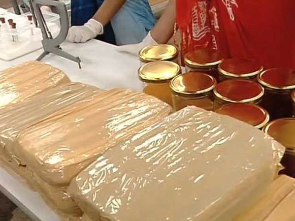 De hecho, se recrea un laboratorio donde mujeres con poca vestimenta procesan los narcóticos.