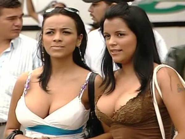 A diferencia de Catalina, las mujeres del pueblo exhíben amplios bustos.