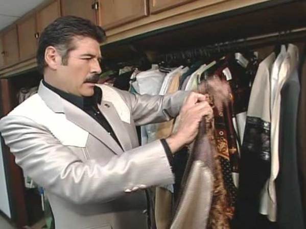 Guillermo Quintanilla es Martínez, mafioso feo, rudo, ordinario y taimado.