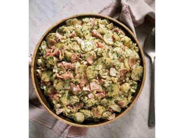 Esta ensalada contiene casi siempre mayonesa y "kilos" de sal (sodio). Una porción puede contener hasta mil miligramos de sodio.