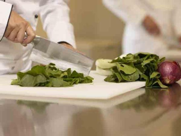 Los nutriólogos dicen que estas verduras son excelentes para una dieta blanceada a largo plazo. Pero contiene un azúcar compleja difícil de digerir, que crea gases e hinchamiento.