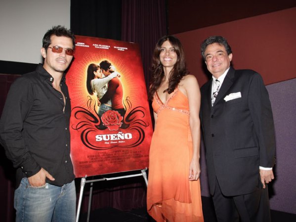 José José ha participado en algunas películas como "Sueño" al lado de John Leguizamo y Ana Claudia Talancón.