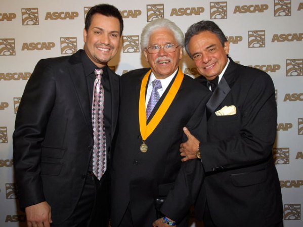 Aquí con el cantante Víctor Manuelle y Johnny Pacheco.