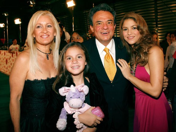 Aquí con su actual esposa y manager la cuabana Sarita Salazar y con la hija de ambos, Sarita, además de la estrella Shakira.