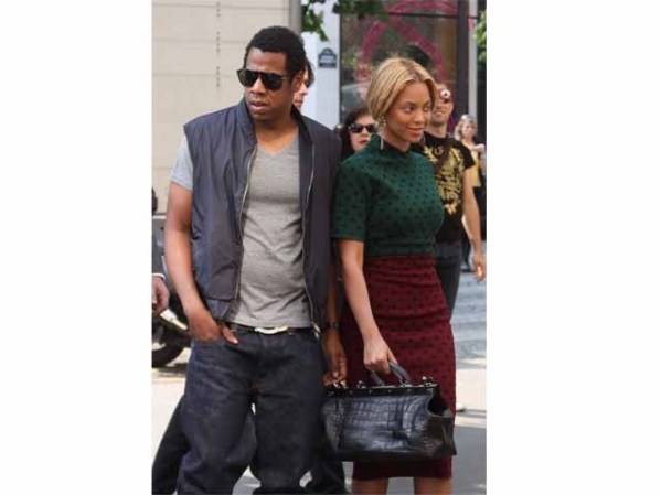 El cantante Jay Z y su esposa Beyonce por las calles de Paris, Francia.