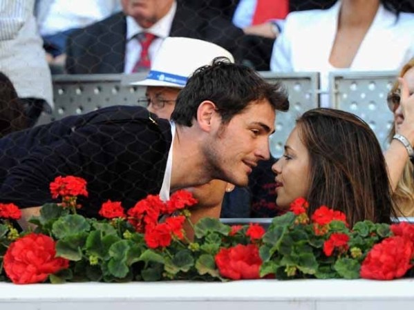 El futbolista español Iker Casillas y su novia la presentadora de noticias Sara Carbonero asistiendo a un partido de tenis.