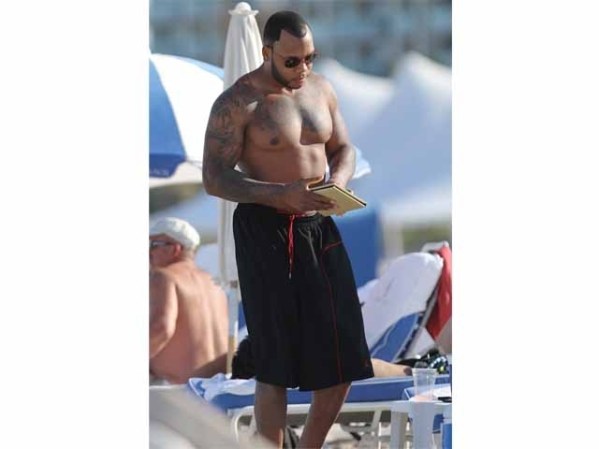 El cantante Flo-Rida disfrutando de las playas en Miami. Ese cuerpazo no está posando para la cámara.