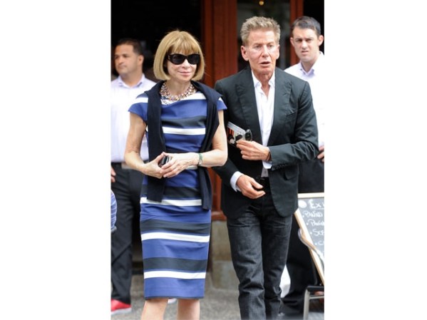 Calvin Klein saliendo de un restaurante en Londres con una amiga.