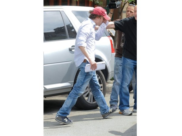 El actor Jesse Eisenberg saliendo de un bar en Nueva York. Eisengerg es conocido por interpretar al fundador de la red social Facebook en la película "The Social Network".