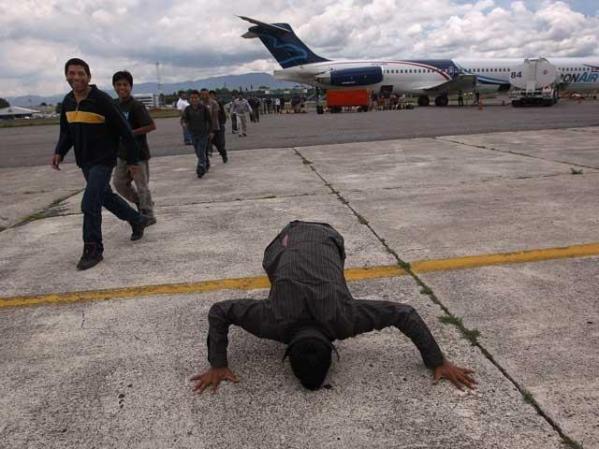 Justo Velasquez besa el suelo guatemalteco.
