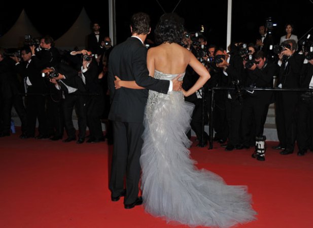 Los fotógrafos captan la entrada de la pareja a lo largo de la alfombra roja en el Festival de Cannes 2012.