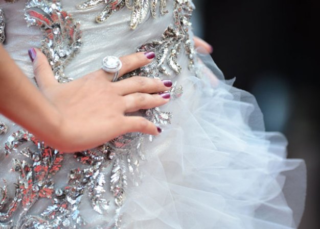 Un detalle de las joyas y el vestido que llevaba Camila en el Festival de Cannes.