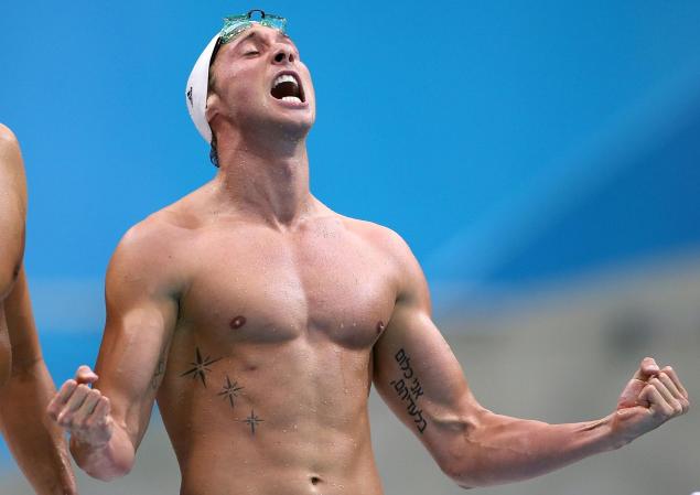 Fabien Gilot de France celebra su medalla de oro en los 4x100, estilo libre y muestra sus imponentes pectorales.