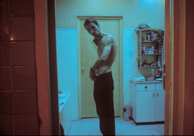 Su profunda intensidad quedó demostrada en la película “The Machinist” (2004), para cuyo papel bajó de 173 libras a 110. Dicen que su dieta consistía en una lata de tuna y una manzana.