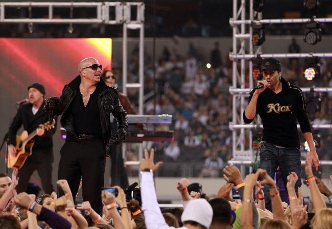 El cantante español Enrique Iglesias también se ha unido a la fiebre de Pitbull en las canciones "I Like It" y "Come n Go".<br /><br /><br /><br />¡Haz clic aquí para ver el video de "I Like How It Feels"!
