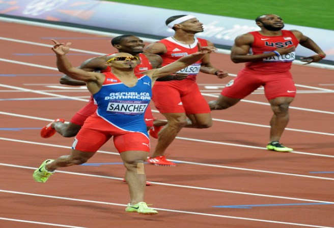 El atleta dominicano Félix Sánchez puso a todos a gozar y hasta a llorar de emoción tras conseguir su segunda medalla de oro en los Juegos Olímpicos, Londres 2012.
