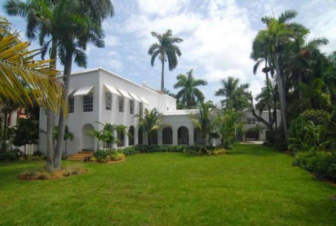 Tiene siete habitaciones, una casa de huéspedes con dos habitaciones y piscina.
