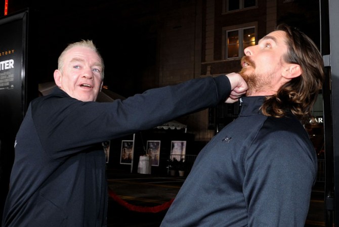 En esta imagen se le ve con Dicky Eklund, entrenador de boxeo a quien el actor interpreta en la aclamada "The Fighter" (2010).