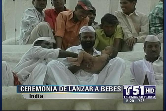 En la India se practica un extraño y peligroso ritual con bebés: lanzarlos al vacío desde 15 metros de altura.