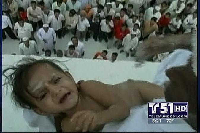 Los fieles aseguran que los niños no sufren y se hacen más fuertes.