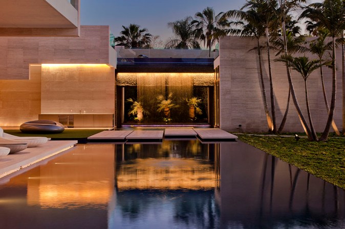 Incluye un jardín vertical y piscinas interiores con luces reflectoras.
