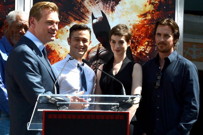 El director, escritor y productor Christopher Nolan comparte (de izquierda a derecha) con los actores Morgan Freeman, Joseph Gordon-Levitt, Anne Hathaway y Christian Bale, el elenco de la nueva película "The Dark Knight Rises".