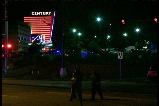 El incidente ocurrió en el complejo Century, que dispone de 16 salas de cines, durante el estreno de la película "El caballero oscuro" ("The Dark Knight Rises"), la última secuela de Batman, al que habían acudido cientos de personas, incluidos numerosos niños.