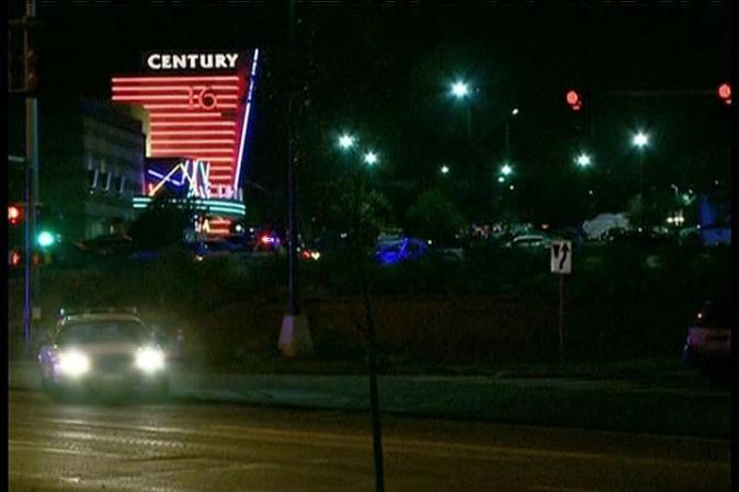 Oates dijo en televisión que, poco después de la matanza, la policía detuvo en un aparcamiento detrás del cine a un sospechoso, de 24 años de edad de nombre James Holmes.