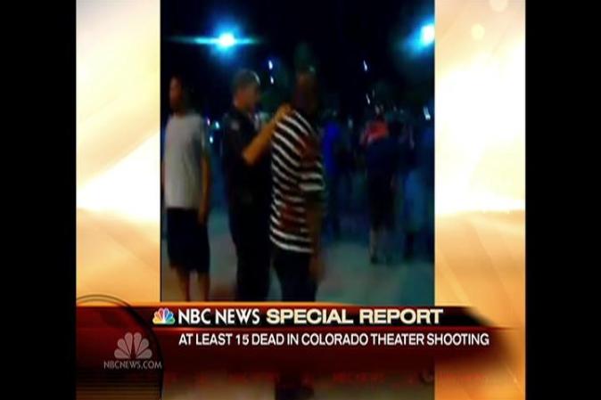 Los mensajes de twitter y las imágenes recogidas por teléfonos móviles muestran escenas de pánico y personas heridas en el cine de la localidad de Aurora.