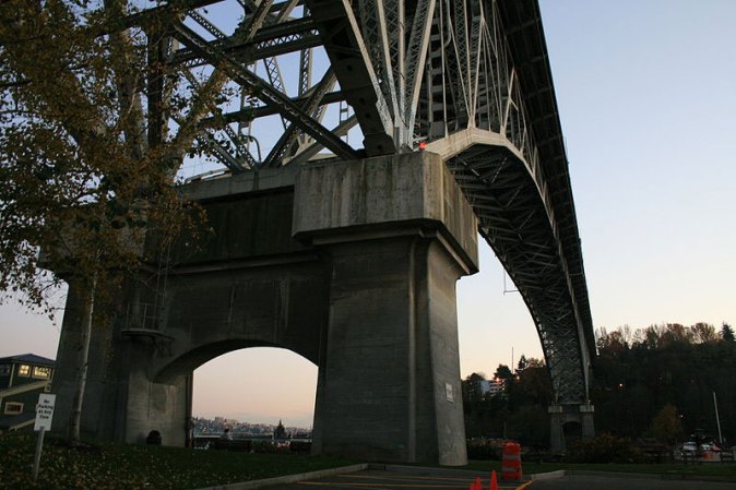 AURORA BRIDGE, SEATTLE: Tiene en su haber más de 230 suicidios desde 1932 y más de 50 en el periodo 1997-2007.