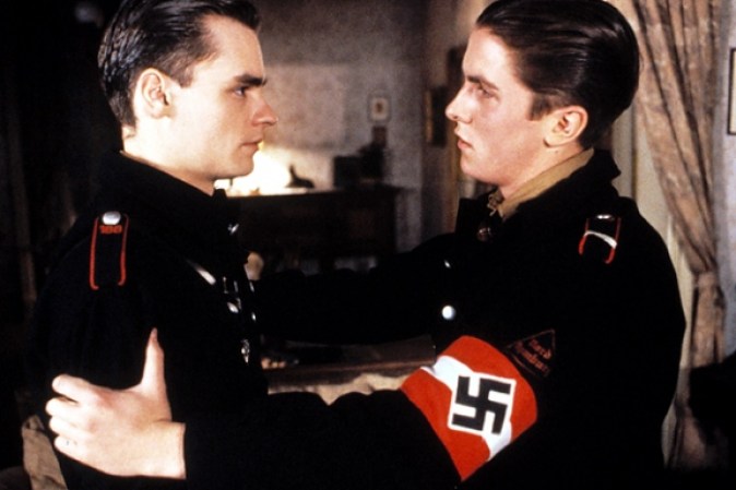 Un año después, en 1993, el actor (derecha) salió en la película "Swing Kids", acerca de unos jóvenes que escuchan en secreto la música prohibida de jazz durante el levantamiento de la Alemania nazi.
