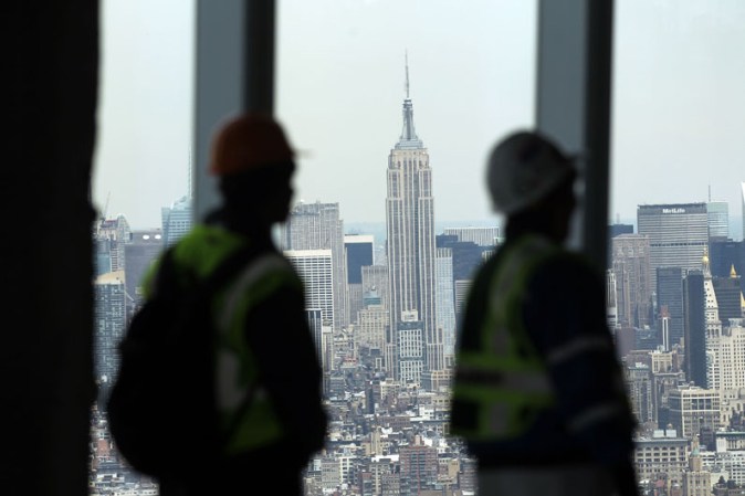 Trabajadores miran hacia el Empire State.