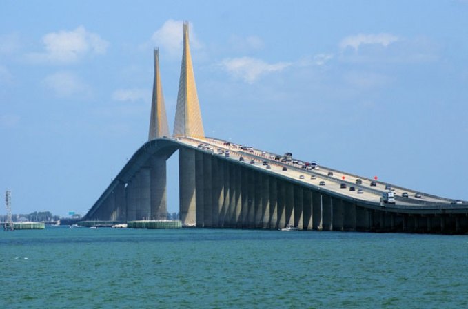 EL PUENTE SUNSHINE SKYWAY, TAMPA, FLORIDA: Al menos 130 personas han cometido suicidio tirándose al agua desde su inauguración en 1987. Otros diez lo intentaron pero sobrevivieron. Las autoridades han colocado teléfonos de emergencia y la policía patrulla el lugar con frecuencia. Sin embargo, el número de suicidios no ha menguado.