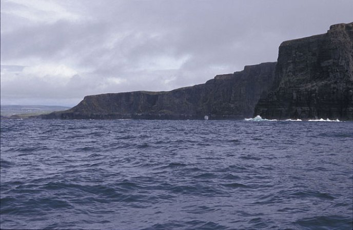LOS ACANTILADOS DE MOHER, IRLANDA: Bellos y sinuosos pero también mortales. En el año 2008 hubo aquí cuatro suicidios.