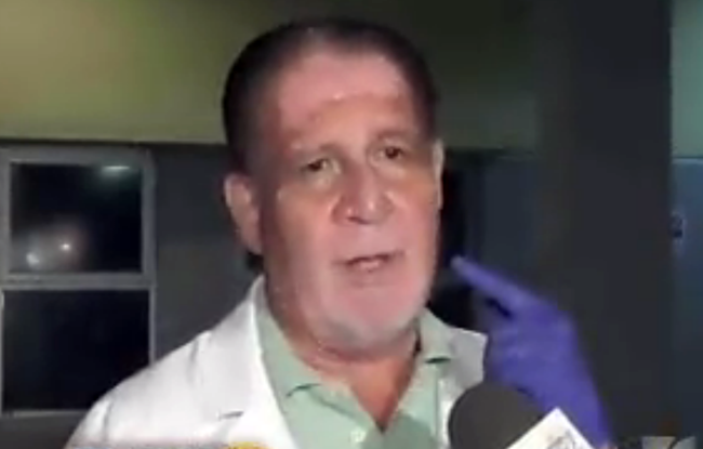 Al parecer una bala le pegó en la mandíbula, salió de la cabeza, ingresó por el hombro y fracturó dos vértebras, según los médicos.
