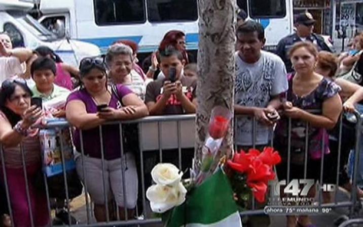 Los fieles toman fotos del árbol.